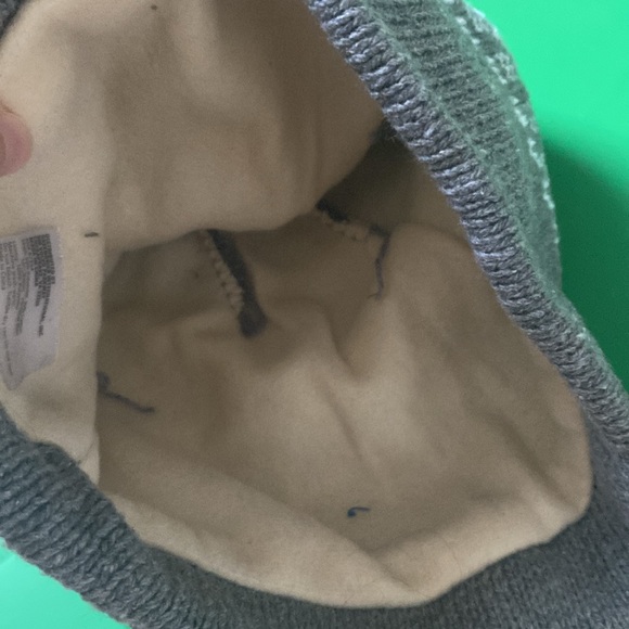 Fleece-lined snowflake grey beanie - Picture 10 of 15